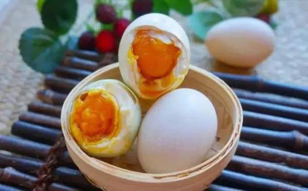 4.15蚂蚁庄园今日答案:为什么咸鸭蛋的蛋黄会流油，而普通的鸭蛋不会?