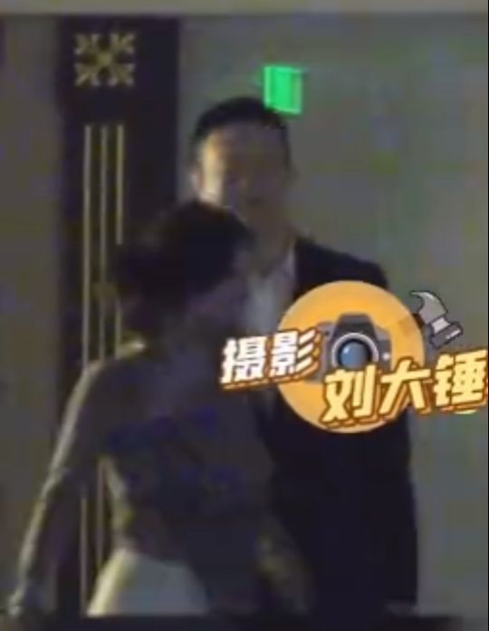 姚笛老公深夜与美女手挽手出会所，举止亲密，不知姚笛作何感想